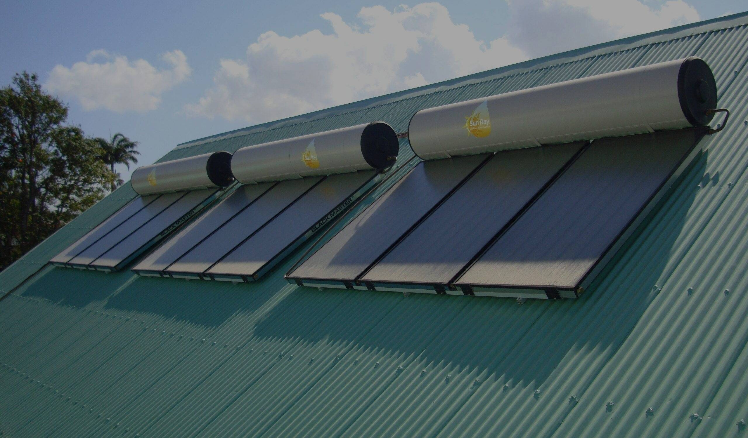 Sun Ray NC - Installation de chauffe-eaux solaires chez un client en Nouvelle-Calédonie – fabrication 100 % locale